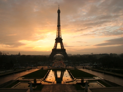 Eiffel_tower_at_dawn_horizontal