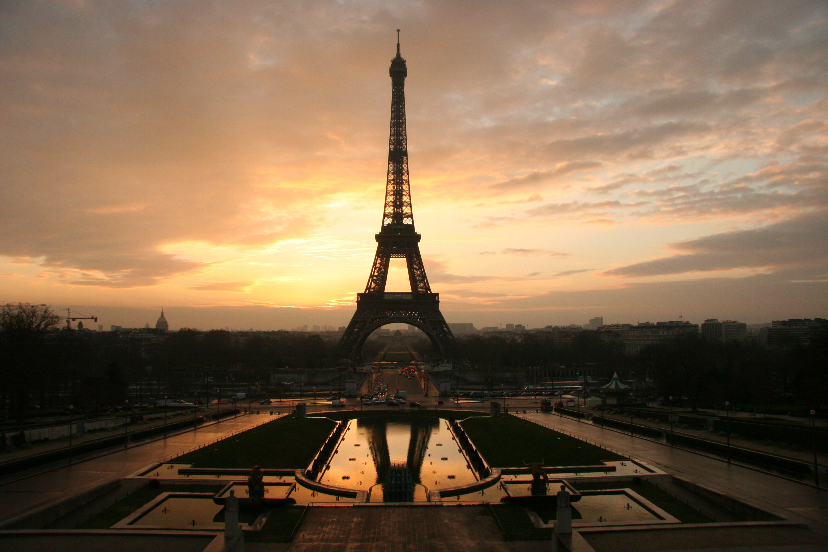 Eiffel_tower_at_dawn_horizontal